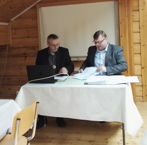 Kokouksen puheenjohtaja presidentti Jukka Peltokangas ja sihteeri jari leivo