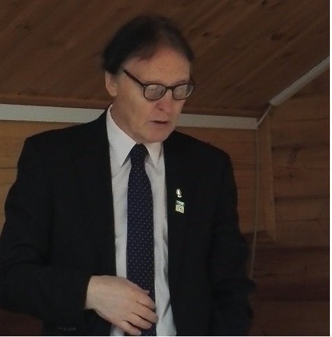 F-piirin III alueen 2. lohkon puheenjohtaja Juhani Laasanen vieraili kokouksessa