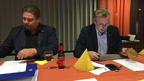 Vuosikokouksen puheenjohtaja Jukka Joensuu (oikella) ja sihteeri Pekka Hannula.