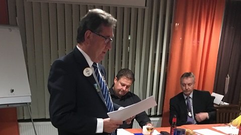 Piirikuvernööri Jarmo Hietala toi piirin terveiset kokoukseen.